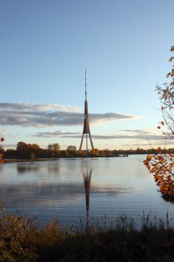 TV Kulesi akşam, suya yansıtılır