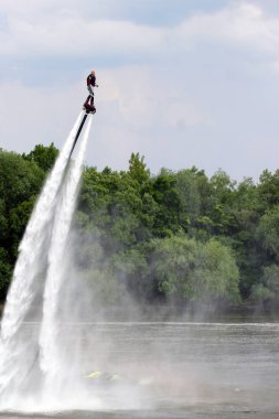 flyboard adamı. Flyboard Nehri üzerinde