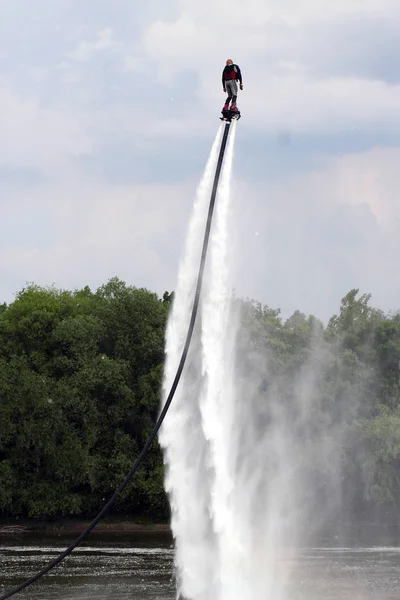 Flyboard adamı. Flyboard Nehri üzerinde — Stok fotoğraf