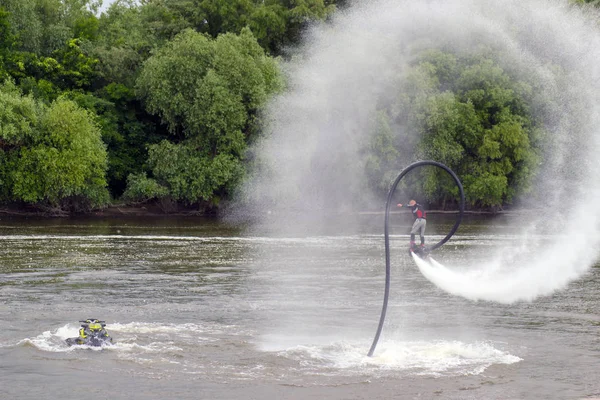 Flyboard 的人Flyboard 在河上 — 图库照片