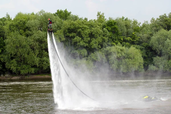 Flyboard adamı. Flyboard Nehri üzerinde — Stok fotoğraf