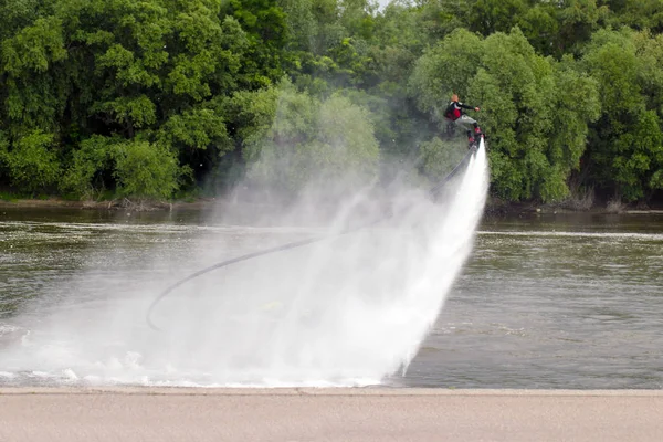 Flyboard adamı. Flyboard Nehri üzerinde — Stok fotoğraf