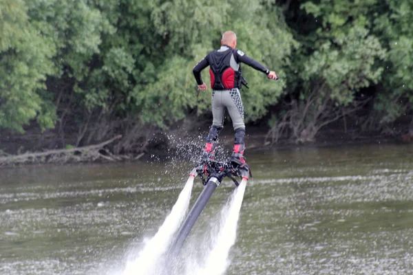 Flyboard adamı. Flyboard Nehri üzerinde — Stok fotoğraf