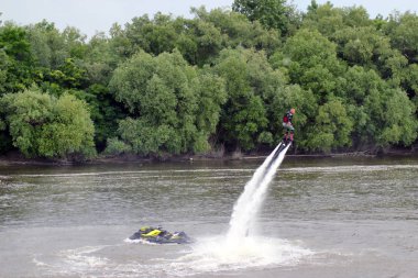 flyboard adamı. Flyboard Nehri üzerinde