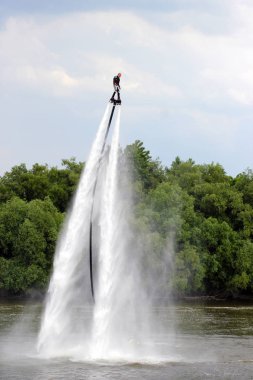 flyboard adamı. Flyboard Nehri üzerinde