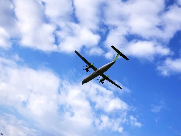 Vista dall'alto sull'aereo in volo. L'aereo sta volando nel cielo blu nuvoloso . — Foto Stock
