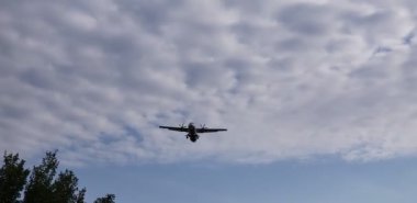 Uçakta yukarıdan bak. Hava aracı mavi bulutlu gökyüzünde uçuyor. Özgün ses.
