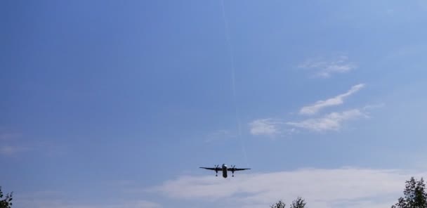 View Airplane Flight Aircraft Flying Blue Cloudy Sky Original Sound — Stock Video