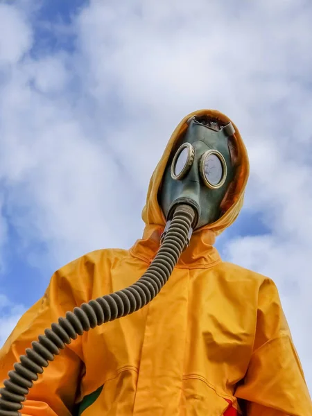 Retrato Humano Con Una Máscara Gas Traje Amarillo Protector Sobre —  Fotos de Stock