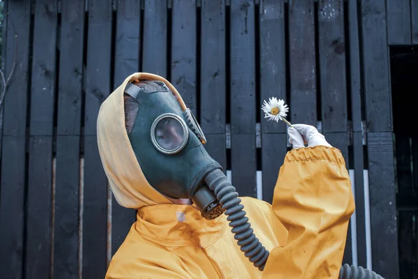Retrato Humano Con Una Máscara Gas Traje Protector Amarillo Que —  Fotos de Stock