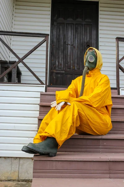 Persona Con Una Máscara Gas Traje Amarillo Protector Sentado Porche —  Fotos de Stock