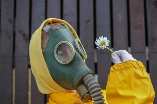 Retrato Humano Con Una Máscara Gas Traje Protector Amarillo Que —  Fotos de Stock