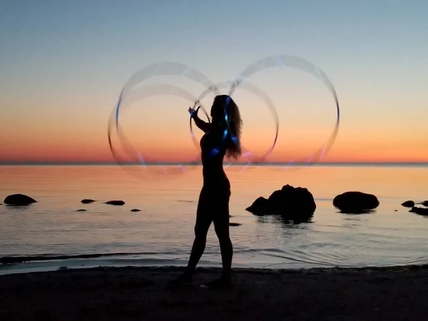 Silhouet Van Een Meisje Dat Bij Zonsondergang Hula Hoepels Met — Stockfoto