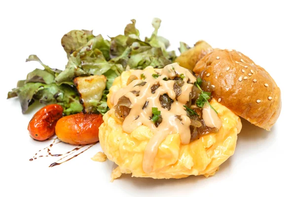 Egg omelette burger with saute vegetables — Stock Photo, Image