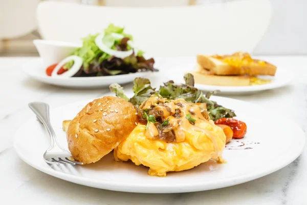 Ägg omelett burgare med fräs grönsaker — Stockfoto