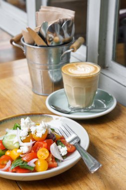 Yunan salatası ve kahvaltı kahve, sütlü