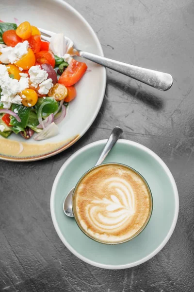 ギリシャ風サラダと木製のテーブルの朝食のコーヒーのカフェラテ — ストック写真