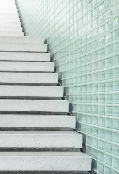 Cement starego rocznika schodów i szkło zielone ściany — Zdjęcie stockowe