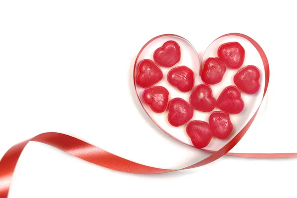 红丝带和糖果太妃糖心形状上白色高建群孤立 — 图库照片