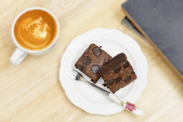 Chocolate brownie café latte break na mesa de madeira — Fotografia de Stock