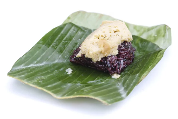 Crema pasticcera tailandese appiccicoso riso nero dessert su foglia di banana isolato o — Foto Stock