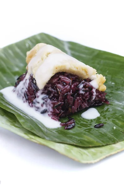 Crema pasticcera tailandese appiccicoso riso nero dessert su foglia di banana — Foto Stock