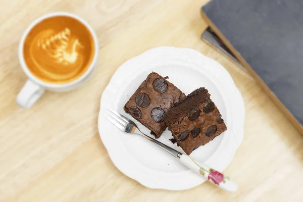 Chocolade brownie koffie latte pauze op houten tafel Rechtenvrije Stockafbeeldingen