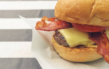 Dana bacon peynirli burger