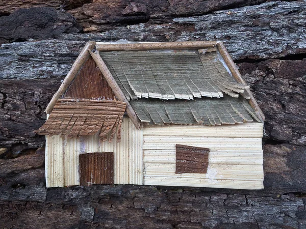 Kolaj Sanat Evi gerçekçi. Yaratıcı doğal ahşap el sanatları
