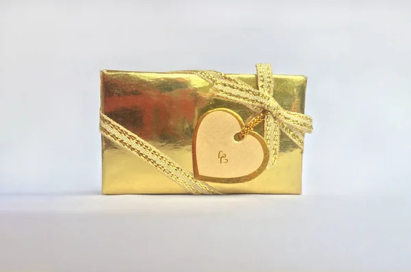 Złote pudełko z serca etykieta karty — Zdjęcie stockowe