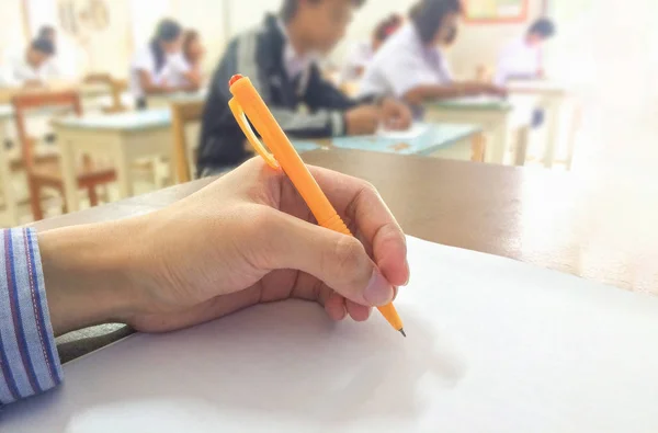 Estudiantes que estudian y prueban el examen final en el aula. . —  Fotos de Stock