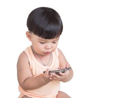 Mutlu küçük çocuk akıllı telefon denetlerken tepki yüz yap. Sosyal bağımlılık kavramı kırpma yoluyla