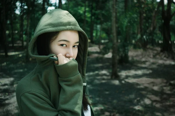 Chica misteriosa en el bosque . —  Fotos de Stock