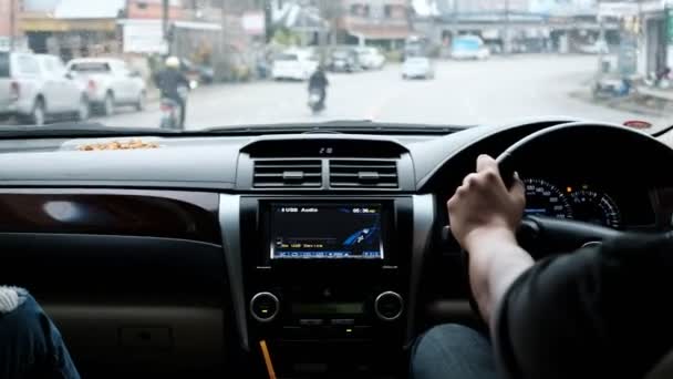 Hombre conduciendo coche en curva way.Eye vista de nivel dentro del coche — Vídeo de stock