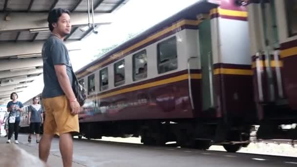 Tren que sale de la estación de Trang después de que la gente envió a sus familias en Trang Tailandia . — Vídeo de stock