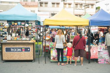 Trang, Tayland - 20 Mayıs 2017: Kimliği belirsiz kişi birlikte semt pazarı (thanon khon dern) Trang Tayland yürüme, yemek satın
