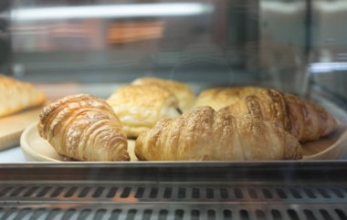 Kruvasan serv ve satmak için hazır