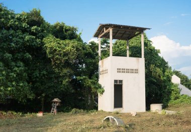 Asya'nın büyük ağaçları ile çiftlik bina 