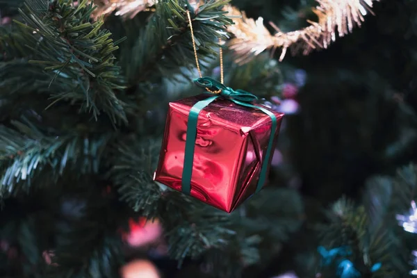Regalo Rojo Brillante Árbol Navidad — Foto de Stock