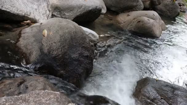 Top view flowing water at Khaokram waterfall in Phatthalung Thailand — Stock Footage Top View Flowing Water Khaokram Waterfall Phatthalung Thailand Royalty Free Stock Video