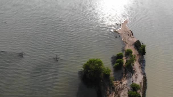 空中鸟瞰在海岸边缘击中阳光反射对海表面和海岛概念在柏邦海滩在宋卡府泰国 — 图库视频影像