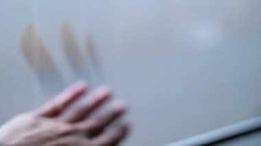 Otobüsün camında el temizleme çiy damlaları