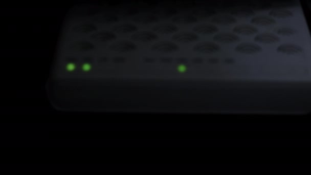 Oskärpa vit router fortfarande fungerar på natten — Stockvideo