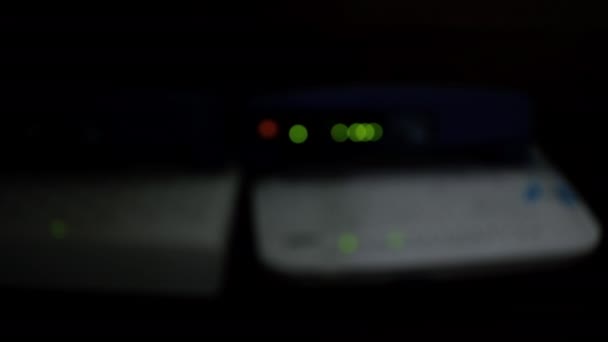 Defocused witte router werkt nog steeds 's nachts — Stockvideo