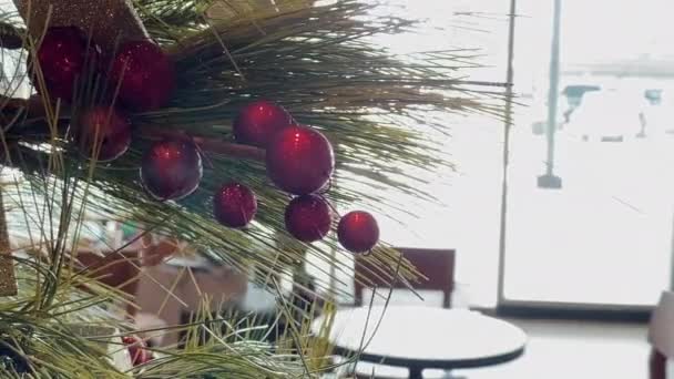 Piros Karácsonyi Labdák Dekoráció Belül Szobában — Stock videók
