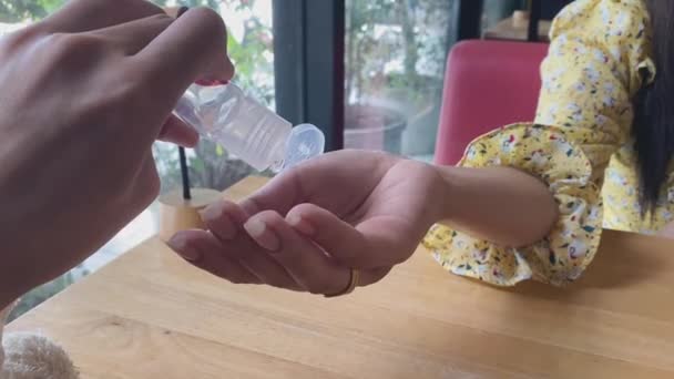 Seorang Pria Menekan Gel Saku Wanita Untuk Mencuci Tangan Sebelum — Stok Video