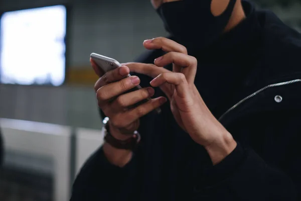 Metro istasyonunda akıllı telefon kullanan genç adamı kapat.