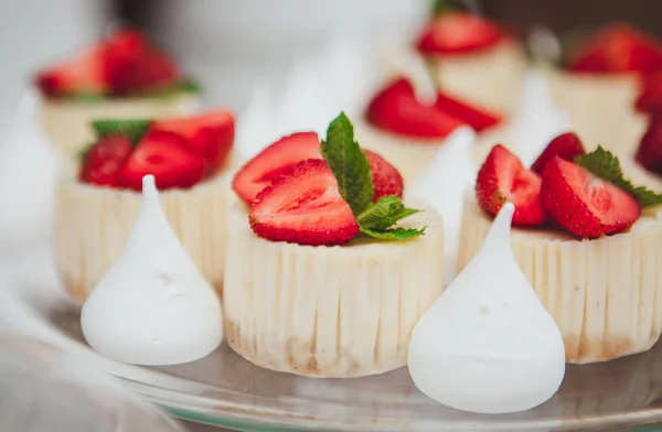 Dessert - süßer Kuchen mit Erdbeere auf einem Teller weißes Baiser — Stockfoto