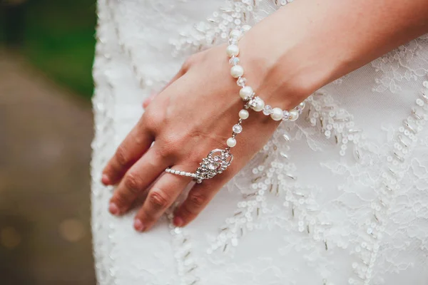 Mano de novia con brazalete en el estómago — Foto de Stock