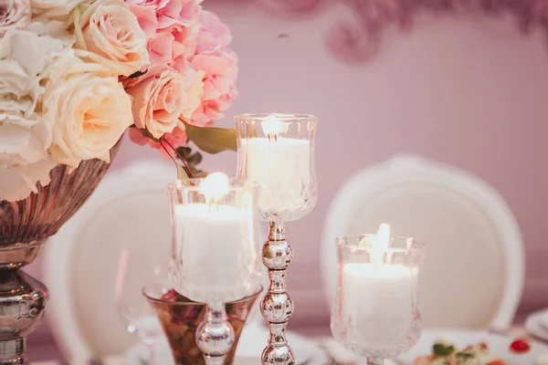 Rosafarbene und weiße Rosen legen Kerzen auf einen Tisch. Selektiver Fokus. Getöntes Image. — Stockfoto